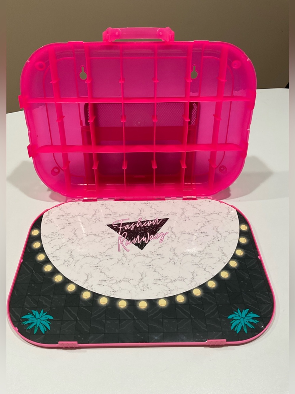 🍏🍏 LOL Surprise Dolls Big Box of Accessories, 17”x 12”